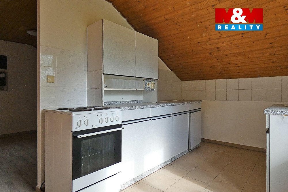 1+1, Dobešovice, Červené Pečky, Kolín, Středočeský kraj
