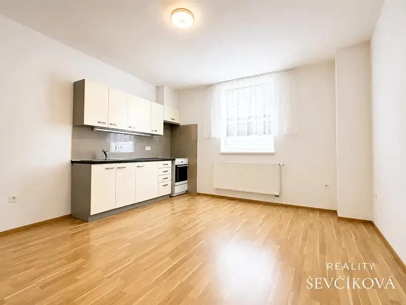 1+kk, náměstí T. G. Masaryka, Holice, Pardubice, Pardubický kraj