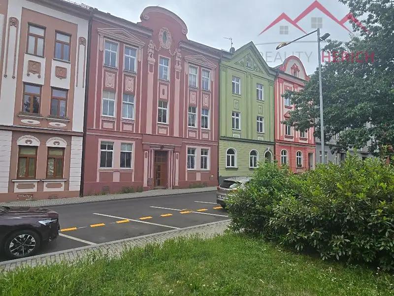 atypický, náměstí Dr. Beneše, Chomutov, Ústecký kraj