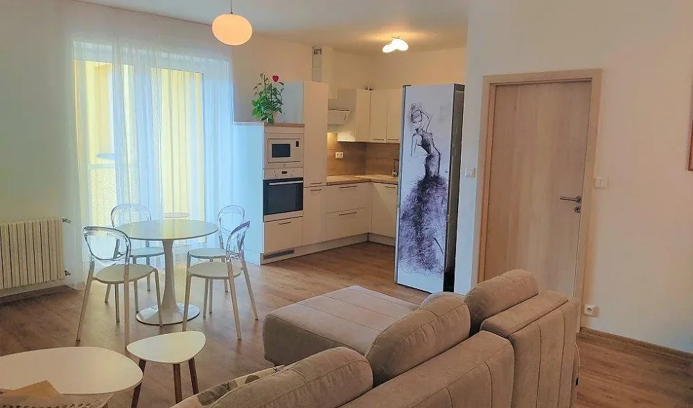 2+kk, Husovo náměstí, Benešov, Středočeský kraj
