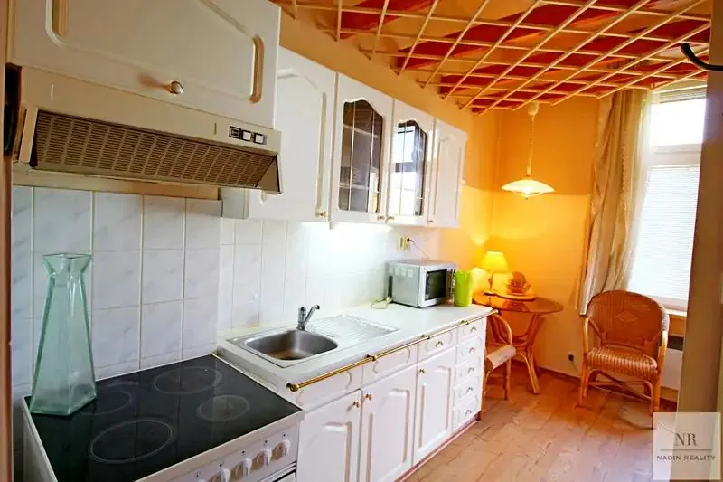 1+1, Jízdárenská, Karlovy Vary, Karlovarský kraj