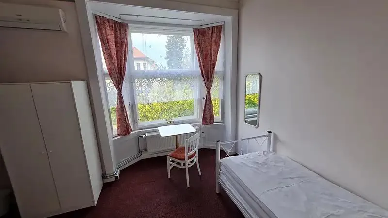 atypický, náměstí Borise Němcova, Praha 6 - Bubeneč