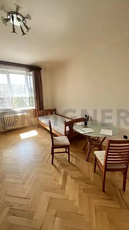 2+1, Benešovo náměstí, Pardubice, Pardubický kraj