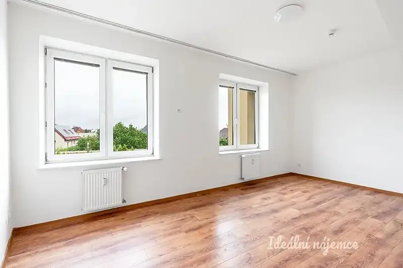 1+kk, Suchdolské náměstí (Praha 6 - Suchdol)